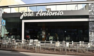 Délicieux petit-déjeuner à la Panaderia José Antonio sur le front de mer de Santiago de la Ribera